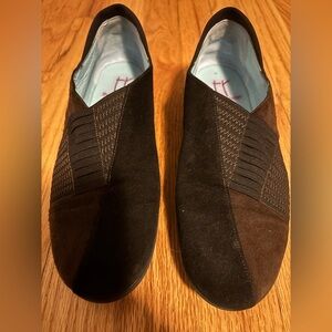 Thierry Rabotin sz 39 suede flats. Black and brown